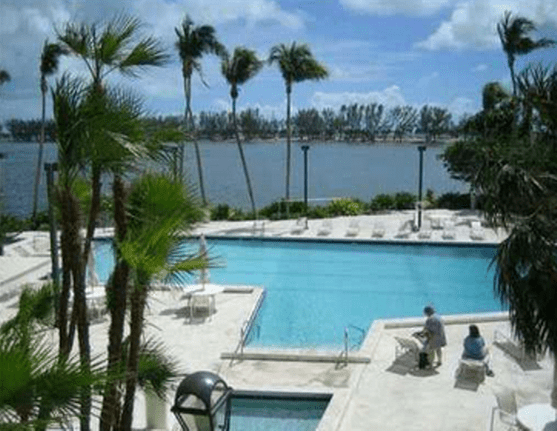 Brickell Bay Club Bay the pool