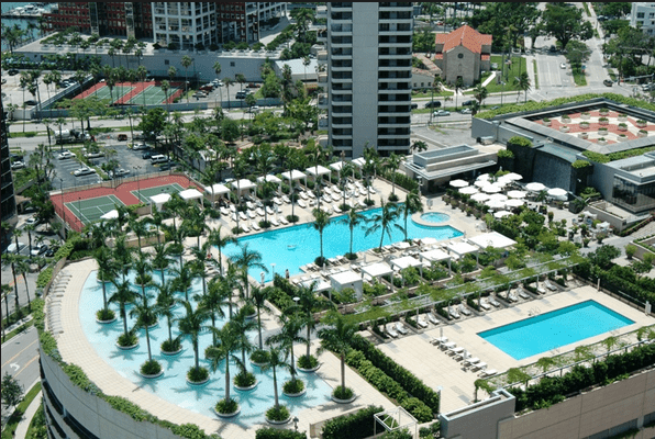 Four Seasons condo pool amenities